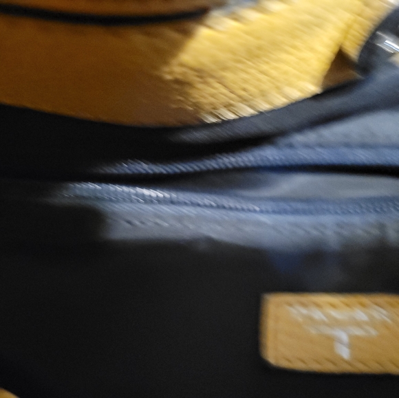 Tahari leather handbag - Picture 6 of 8